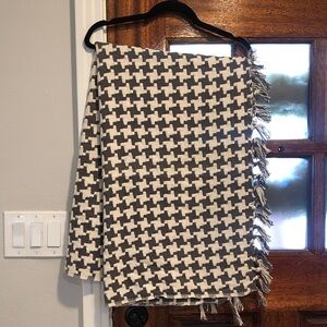 Split P Dark Gray and White Houndstooth Cotton Blanket with Tassels